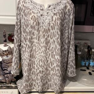 U womens Belle very pretty long sleeve taupe color plus size top 1X. EUC